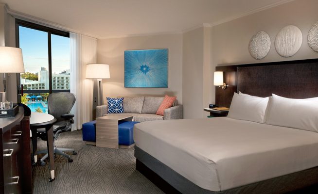 ONE-BEDROOM KING PARLOR SUITE